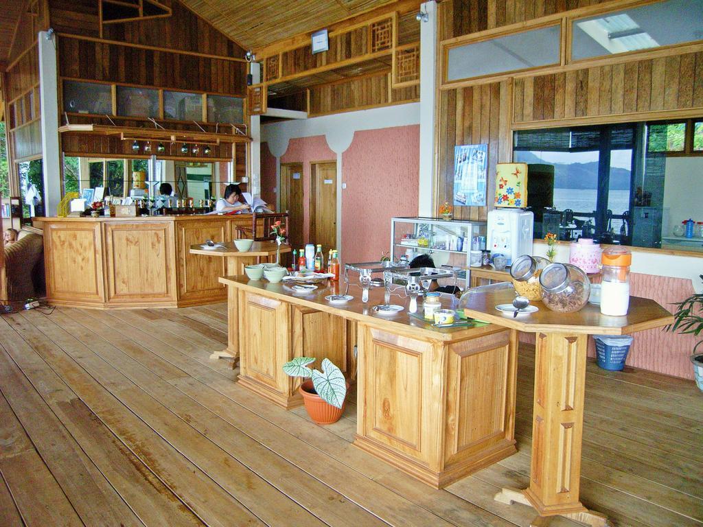 Bunaken Divers Sea Breeze Resort Exterior photo